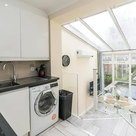 Stylish 2bed With Sky Window * London