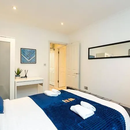 Stylish 2bed With Sky Window Apartment London