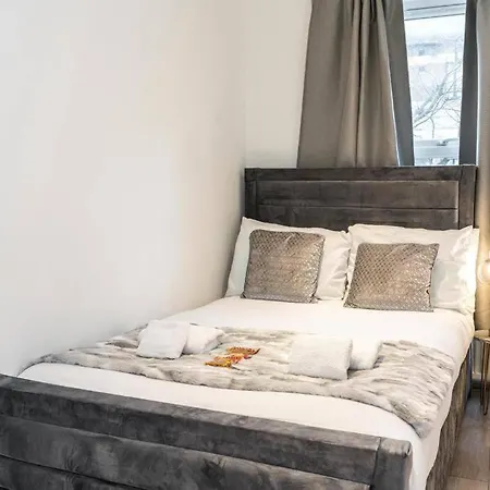 Stylish 2bed With Sky Window London
