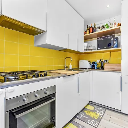 Family House In The Heart Of Hanwell With 5 Stars! * Londýn