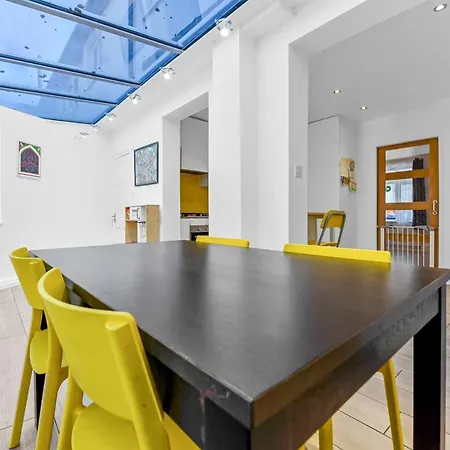 Prázdninový dům Family House In The Heart Of Hanwell With 5 Stars!