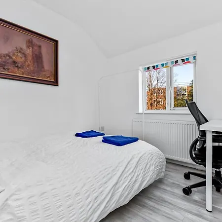 Family House In The Heart Of Hanwell With 5 Stars! * Londýn