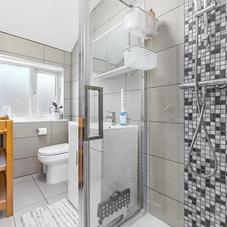 Family House In The Heart Of Hanwell With 5 Stars! Prázdninový dům Londýn