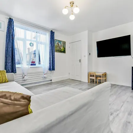Family House In The Heart Of Hanwell With 5 Stars! *