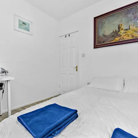 Family House In The Heart Of Hanwell With 5 Stars! Prázdninový dům