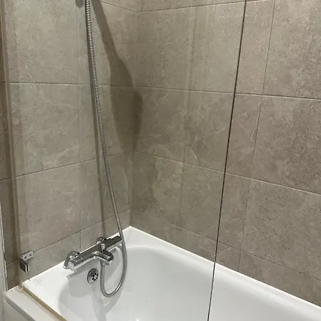 Stunning Flat With Parking Free Near Sutton Station Apartment *
