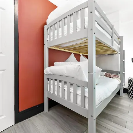 Radiant Serenity 2br Flat Sleeps 4 Warm Ambiance Apartmán