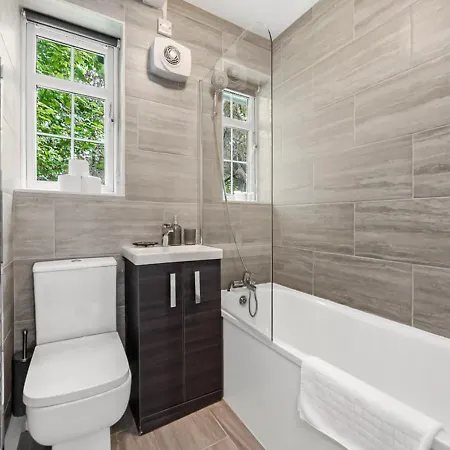 Radiant Serenity 2br Flat Sleeps 4 Warm Ambiance Londýn
