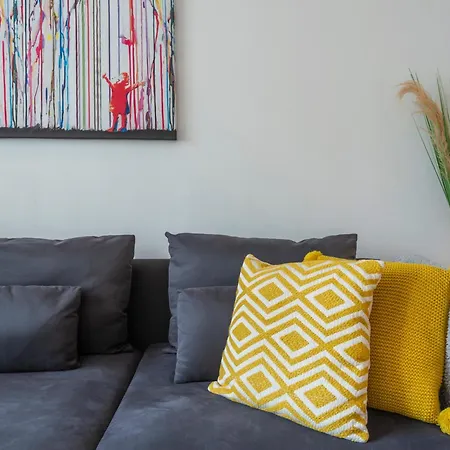 2 Bed Town House With Garden In Hackney, *