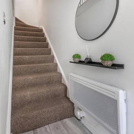 2 Bed Town House With Garden In Hackney, Apartman London