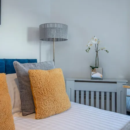 2 Bed Town House With Garden In Hackney, London