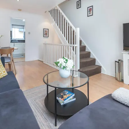 2 Bed Town House With Garden In Hackney, Apartman London