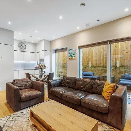 Large Modern One Bedroom Londýn