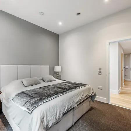 Large Modern One Bedroom *
