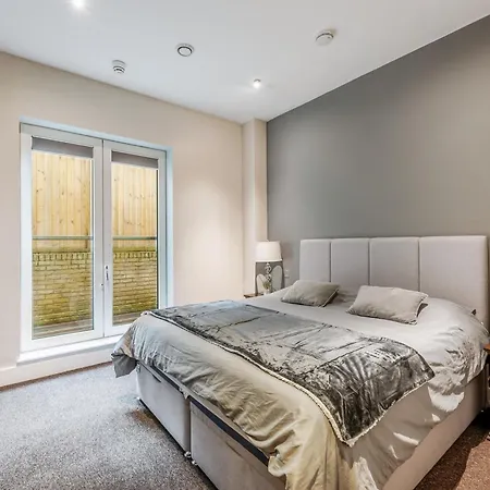 Large Modern One Bedroom Apartmán