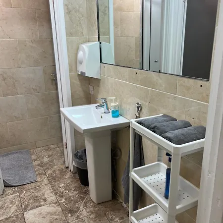 Onefam Waterloo 18-36 Years Old Hostal