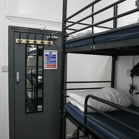 Hostal Onefam Waterloo 18-36 Years Old *