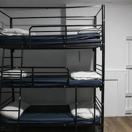 Onefam Waterloo 18-36 Years Old Hostal