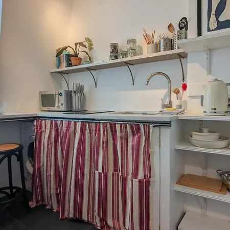 Charming & Quaint Old Compton - Quiet Guests Only Allowed, No Parties Allowed, Over 25 Years Old Or Families London