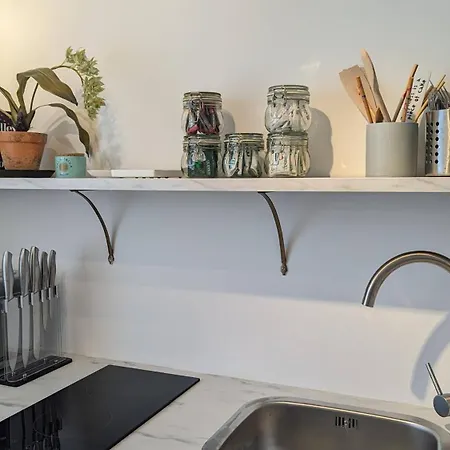 Charming & Quaint Old Compton - Quiet Guests Only Allowed, No Parties Allowed, Over 25 Years Old Or Families * London