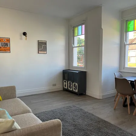Bright And Stylish 2 Bedroom First Floor Flat *