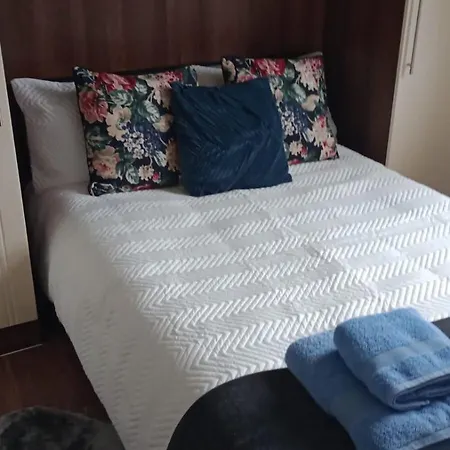 Notting Hill Next Door Bedroom In The Share Flat * London
