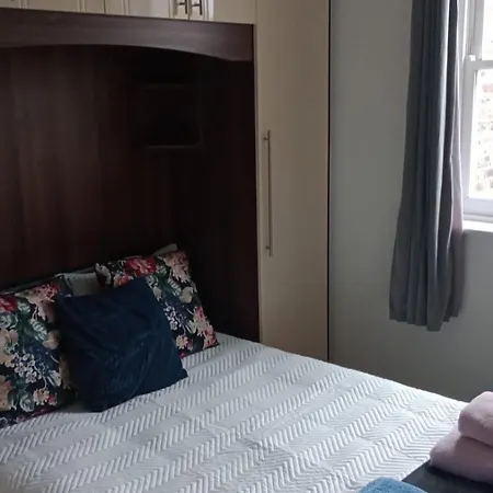 Guest house Notting Hill Next Door Bedroom In The Share Flat London
