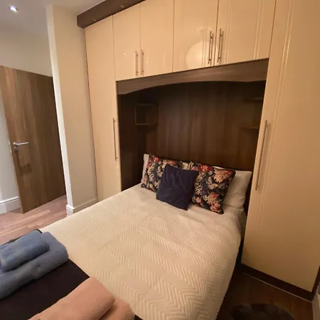 Guest house Notting Hill Next Door Bedroom In The Share Flat *