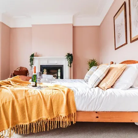 Stunning 5 Bed House In Clapham - Free Wifi! Holiday home London