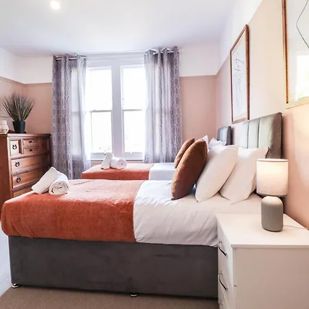 Stunning 5 Bed House In Clapham - Free Wifi! London