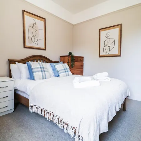 Stunning 5 Bed House In Clapham - Free Wifi! *