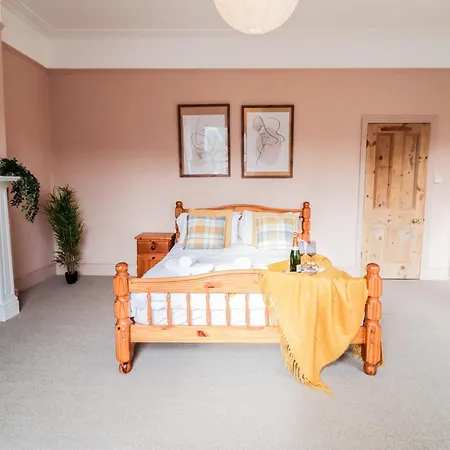Holiday home Stunning 5 Bed House In Clapham - Free Wifi! *