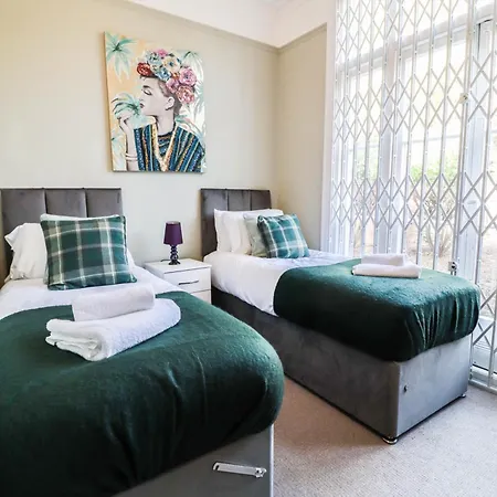 Stunning 5 Bed House In Clapham - Free Wifi! *