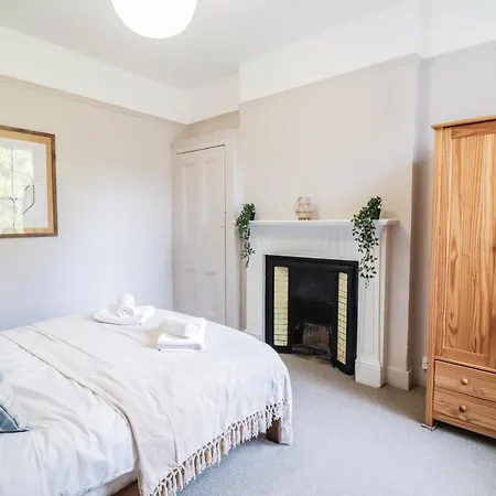 Stunning 5 Bed House In Clapham - Free Wifi!