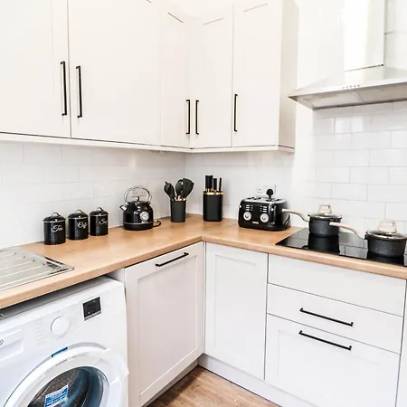 Holiday home Stunning 5 Bed House In Clapham - Free Wifi! *