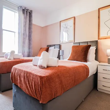 Stunning 5 Bed House In Clapham - Free Wifi!