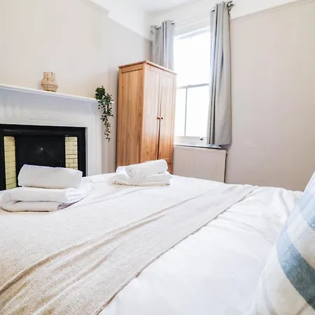 Stunning 5 Bed House In Clapham - Free Wifi! * London