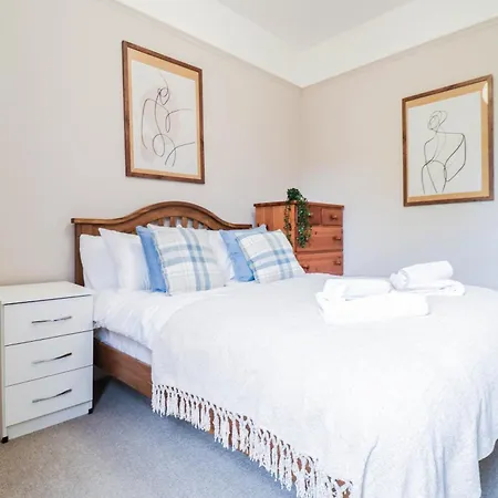Holiday home Stunning 5 Bed House In Clapham - Free Wifi!