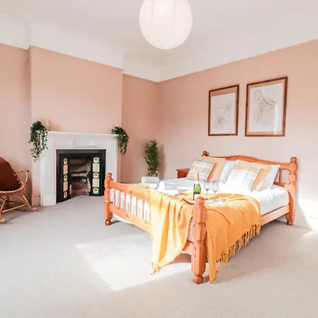 Stunning 5 Bed House In Clapham - Free Wifi!
