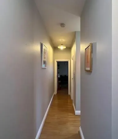 Peaceful Bright City Hide Away With Parking *