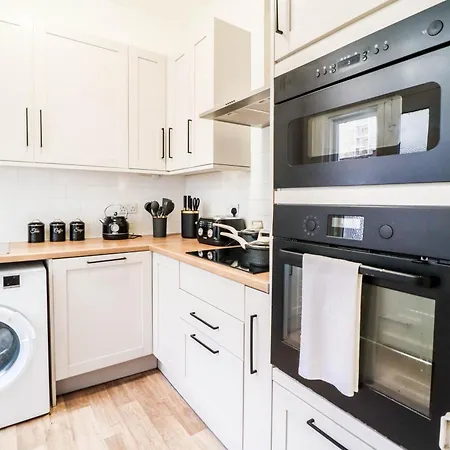 Holiday home Stunning 5 Bed House In Clapham - Free Wifi! *