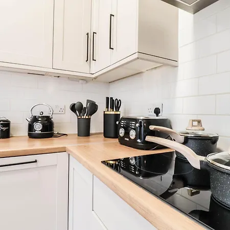 Stunning 5 Bed House In Clapham - Free Wifi! * London