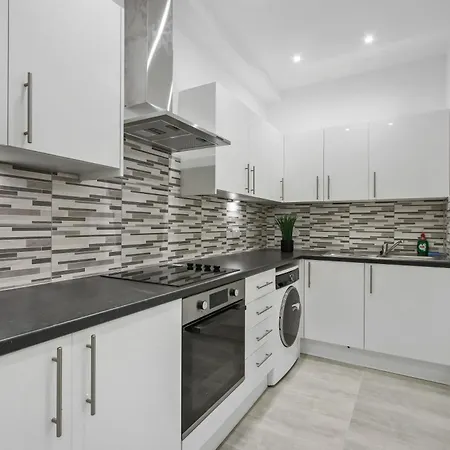 Heathrow Airport With En-suite Southall