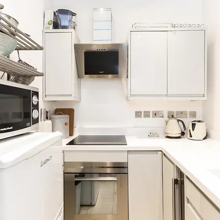 Bright Warwick Chambers Apartment