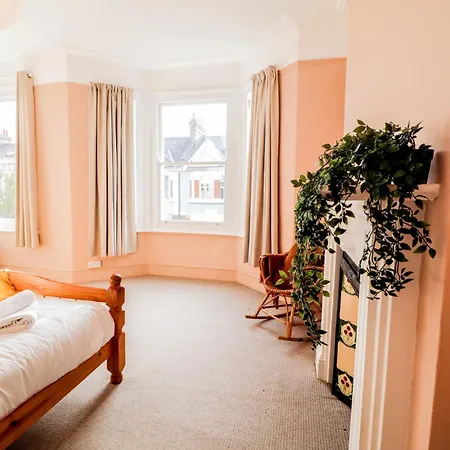 Stunning 5 Bed House In Clapham - Free Wifi! Holiday home