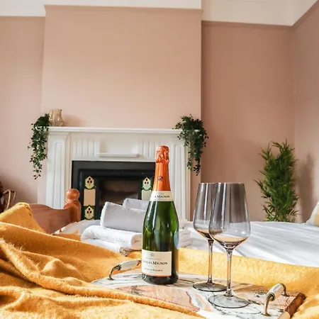 Holiday home Stunning 5 Bed House In Clapham - Free Wifi! *