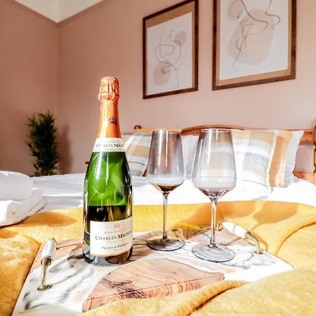 Holiday home Stunning 5 Bed House In Clapham - Free Wifi! *