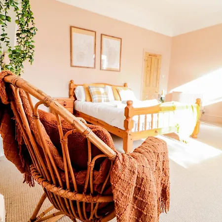 Holiday home Stunning 5 Bed House In Clapham - Free Wifi! *