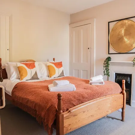 Stunning 5 Bed House In Clapham - Free Wifi! *