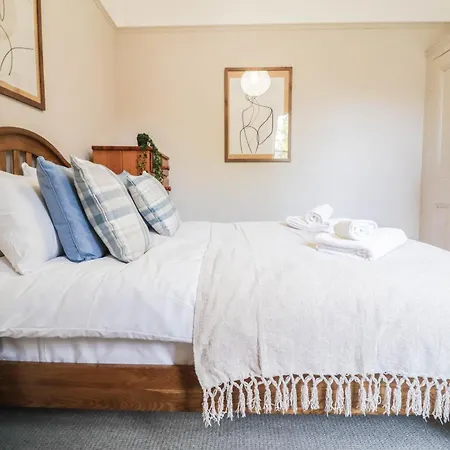 Stunning 5 Bed House In Clapham - Free Wifi!